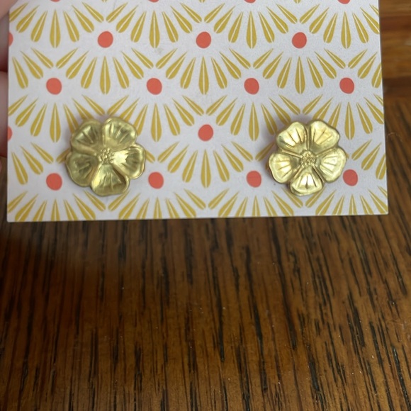 Nest Pretty Things flower earrings - Picture 3 of 3